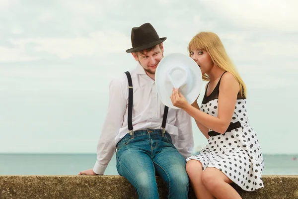 Liebespaar im Retro-Stil an der Küste — Stockfoto