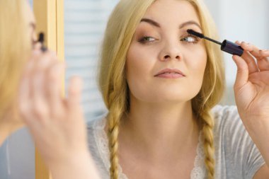 Onun kirpik rimel kullanan kadın