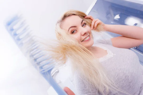 Βουρτσίζετε τα βρεγμένα μαλλιά ξανθιά γυναίκα — Φωτογραφία Αρχείου