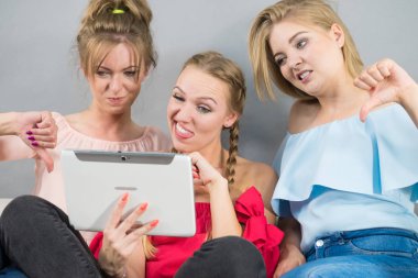 Üç kadın tablet kullanma