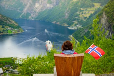 Norveç bayrağı turist Geirangerfjord üzerinde tutar