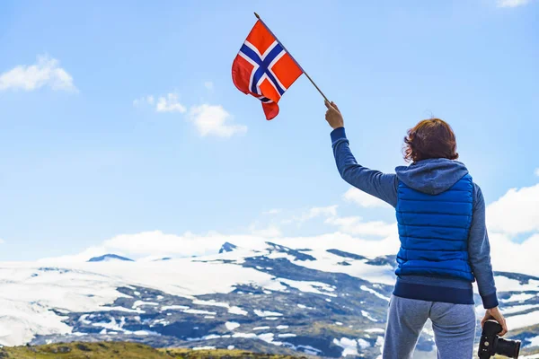 Norveç Dağları 'nda kamera ve bayrak ile turist — Stok fotoğraf