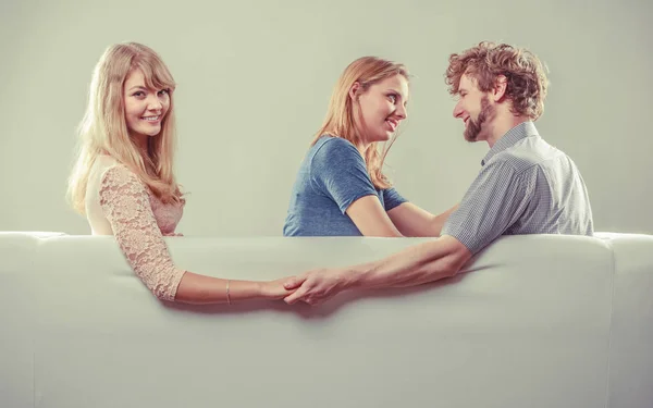 Bonito homem traiu mulheres — Fotografia de Stock