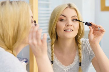 Onun kirpik rimel kullanan kadın