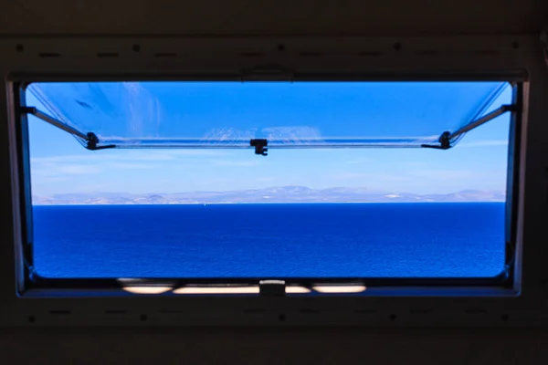 Vista da janela do campista na água do mar — Fotografia de Stock