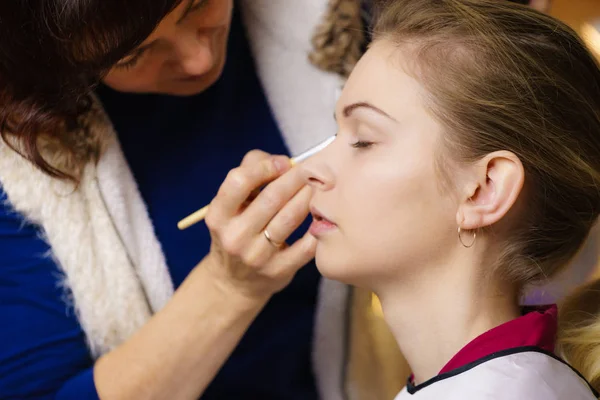 Mujer consiguiendo ojos maquillaje hecho por artista —  Fotos de Stock