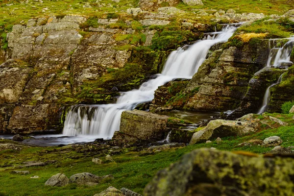 山，挪威的小瀑布. — 图库照片