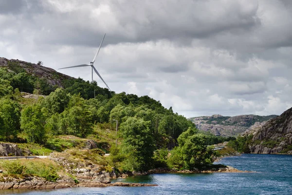 Parc d'éoliennes sur les collines côtières — Photo