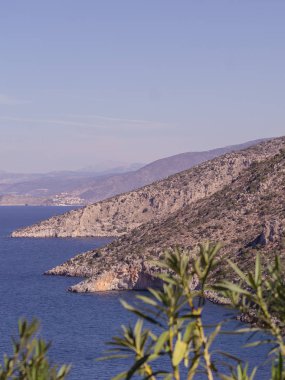 Yunanistan 'da yaz zamanı. Sıcak havalarda deniz kıyısının yanındaki güzel Yunan kıyıları.