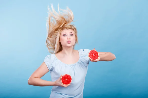 Vrouw met rode grapefruit gek windblown haar — Stockfoto