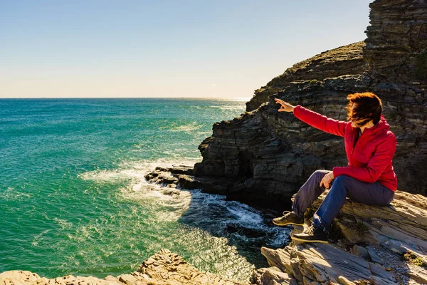 Mujer turística en los acantilados del mar en España — Foto de Stock