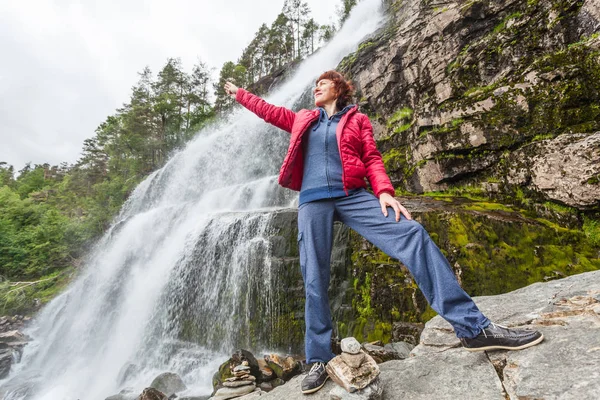 Mujer turista en cascada Svandalsfossen, Noruega — Foto de Stock