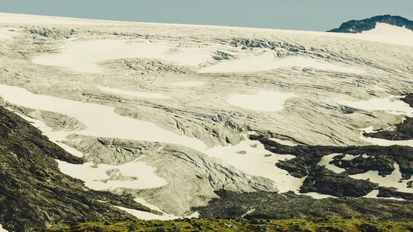 Berg med isglaciär. Road Sognefjellet, Norge — Stockfoto