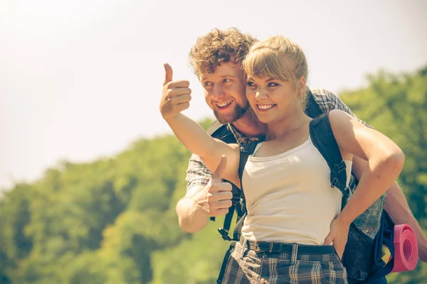 Feliz turista pareja al aire libre gesto pulgar hacia arriba —  Fotos de Stock