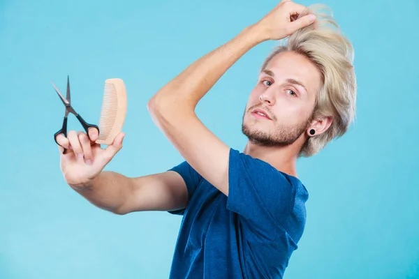 Muž s nůžky a hřeben vytvořit nový účes — Stock fotografie