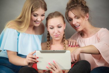 Üç kadın tablet kullanma