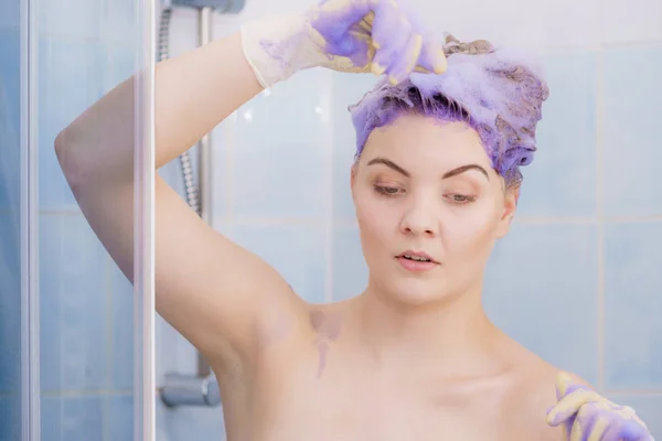 Donna che applica shampoo toner sui capelli — Foto Stock