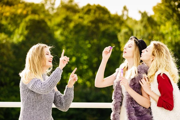 Femmes soufflant des bulles de savon, s'amusant — Photo