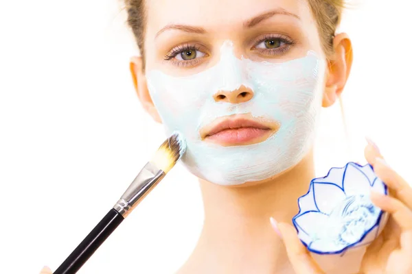 Girl apply green mud mask to face — Stock Photo, Image