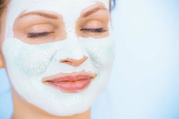 Meisje met droge witte modder masker op het gezicht — Stockfoto