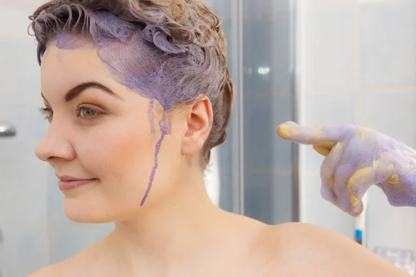 Frau trägt Tonershampoo auf ihr Haar auf — Stockfoto