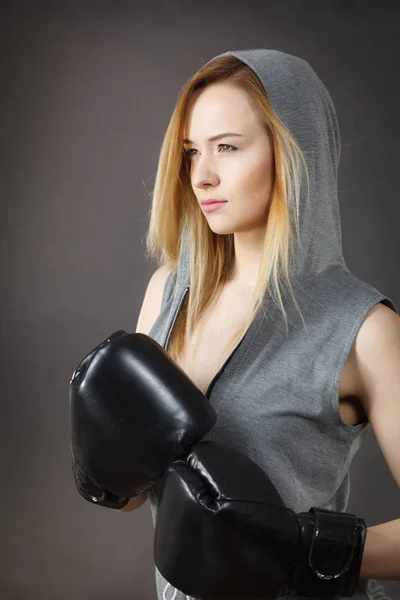Boxer dívka cvičení s Boxerské rukavice. — Stock fotografie