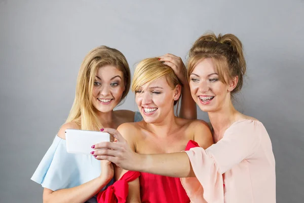 Divatos női figyelembe selfie — Stock Fotó
