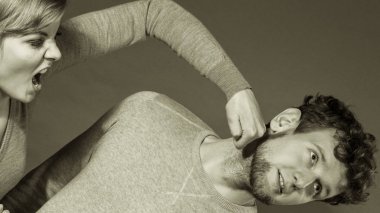 Saldırgan kadın adam bağırıyor.