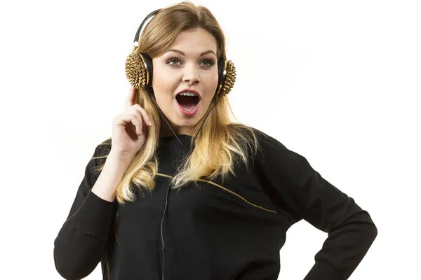 Femme surprise portant des écouteurs — Photo
