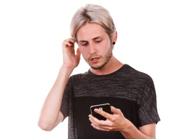 Şok adam cep telefonuyla mesaj okuyun