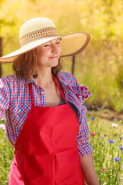 Retrato mujer con sombrero en el jardín — Foto de Stock