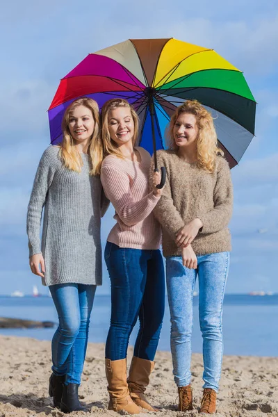 화려한 우산 아래 세 여자 — 스톡 사진