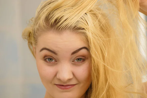 Donna che ha problemi con i capelli biondi — Foto Stock