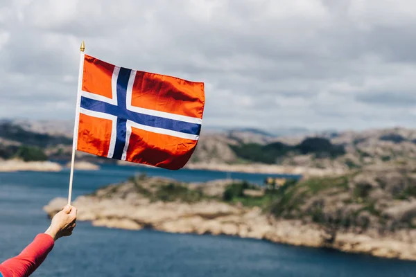 Deniz kıyısında Norveç bayrağı ile Turist — Stok fotoğraf
