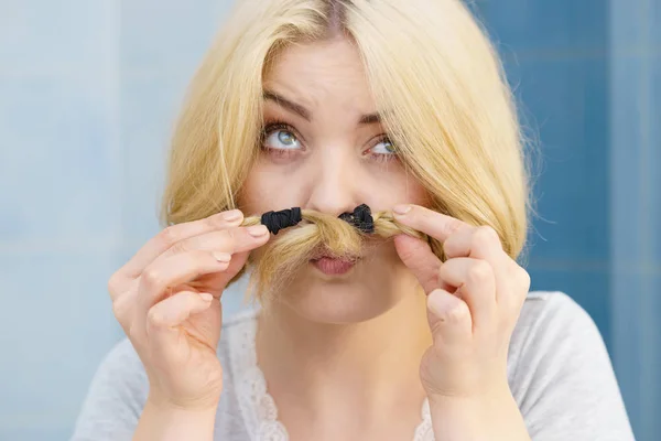 Mulher fazendo bigode trançado cabelo — Fotografia de Stock