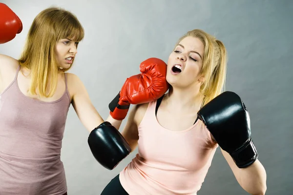 Dos mujeres agresivas teniendo pelea de boxeo —  Fotos de Stock