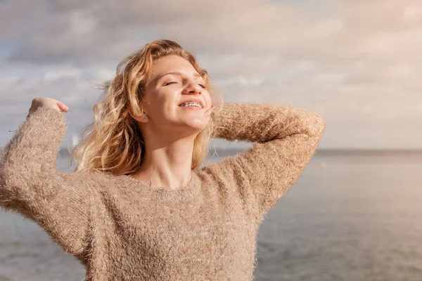 Šťastná žena venku na sobě jumper — Stock fotografie