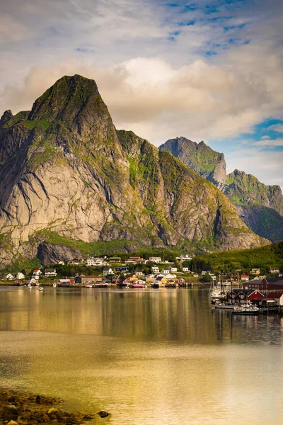 Fjorden och bergen landskap. Lofoten öarna Norge — Stockfoto
