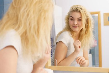 Mutlu taze sarışın kadın banyoda