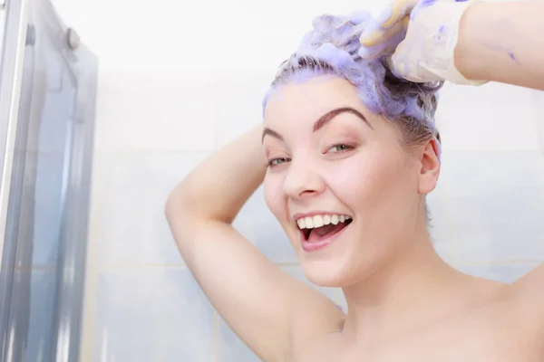 Kobieta, stosując szampon z tonerem na włosy — Zdjęcie stockowe