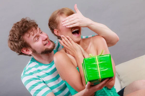 Jovem homem dando mulher caixa de presente — Fotografia de Stock