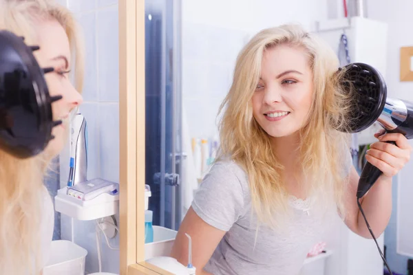 Mujer haciendo rizos con secador de pelo difusor — Foto de Stock