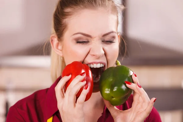 Mujer divertida tomando mordida de pimiento — Foto de Stock