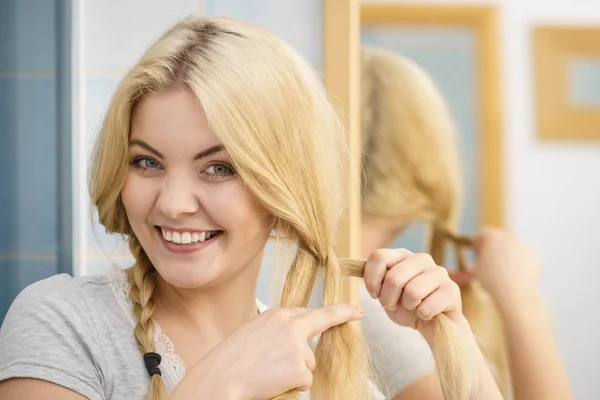 Nő így zsinór a szőke haj — Stock Fotó
