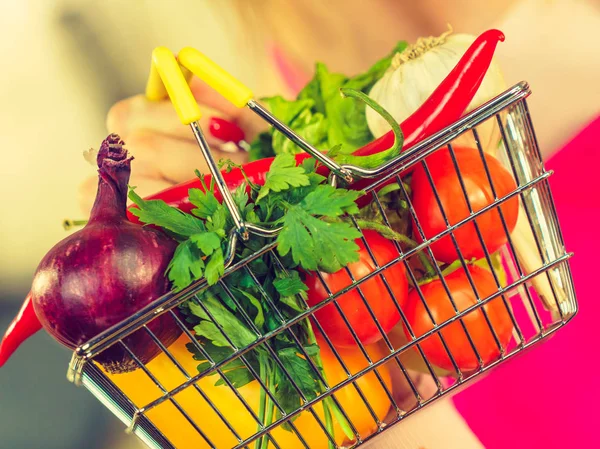 Winkelen backet met dieet groenten — Stockfoto