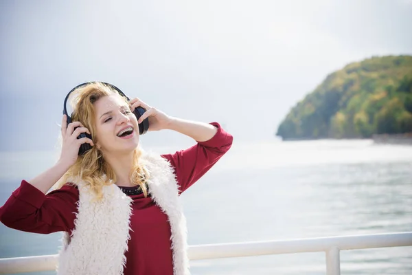 Boldog asszony szabadtéri fejhallgató viselése — Stock Fotó