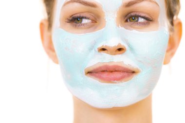 Yeşil Çamur maskesi yüzünde kızla