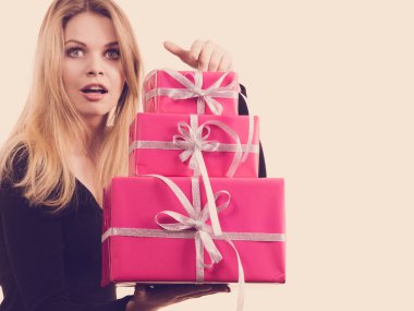 Pembe hediye kutuları ile sürpriz kız