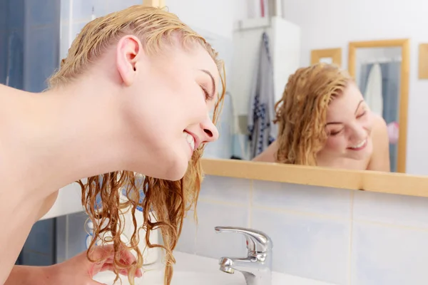 Mulher com cabelo loiro molhado — Fotografia de Stock