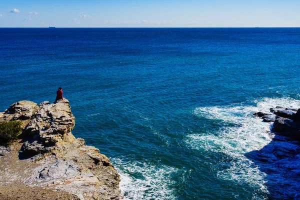 Turistkvinna på havsklippor i Spanien — Stockfoto